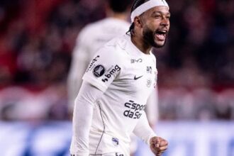 Corinthians descarta risco de suspensão de Memphis para duelo contra Estudiantes