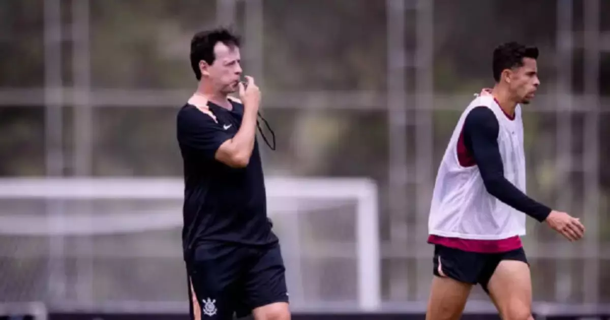 Corinthians: Diniz exalta jovens promessas após revés estratégico no Brasileirão