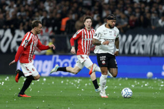 Corinthians e Estudiantes: Duelo intenso segue sem gols no segundo tempo
