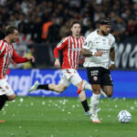 Corinthians e Estudiantes empatam sem gols no primeiro tempo de duelo decisivo