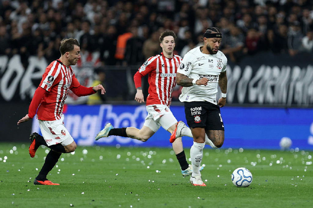 Corinthians e Estudiantes empatam sem gols no primeiro tempo de duelo decisivo