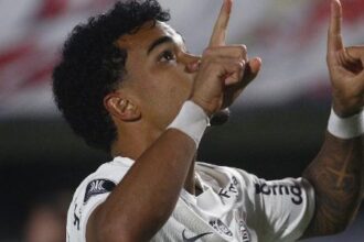 Corinthians empata com Estudiantes na Argentina e decide vaga em Itaquera