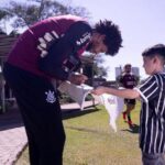 Corinthians recebe torcedor mirim hostilizado após ganhar camisa de Neymar