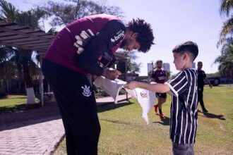 Corinthians recebe torcedor mirim hostilizado após ganhar camisa de Neymar