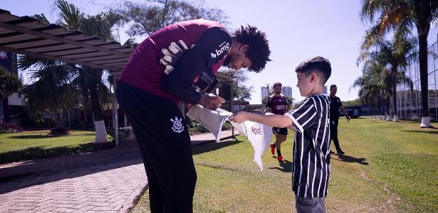 Corinthians recebe torcedor mirim hostilizado após ganhar camisa de Neymar