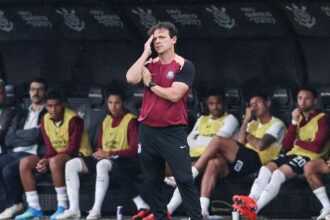 Críticas ao trabalho de Fernando Diniz no Corinthians ganham força nos bastidores