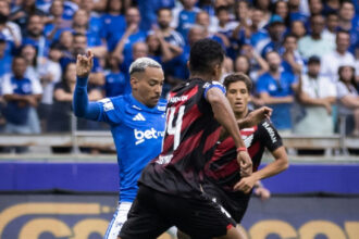 Cruzeiro e Athletico Paranaense empatam no primeiro tempo de duelo equilibrado