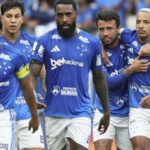 Cruzeiro supera o Athletico-pr em duelo intenso no Mineirão