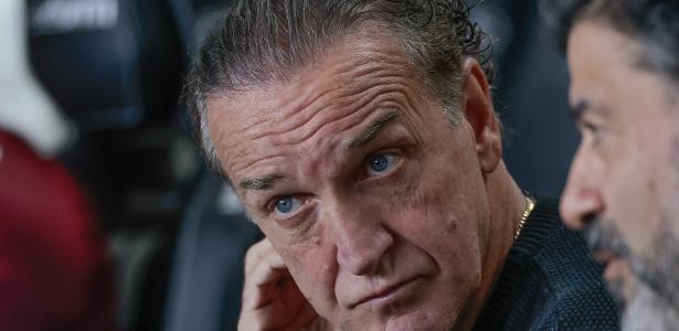 Cuca reage com irritação após eliminação do Santos na Copa Sul-americana