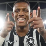 Danilo alcança marca histórica pelo Botafogo em noite de brilho contra o Grêmio