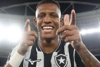 Danilo alcança marca histórica pelo Botafogo em noite de brilho contra o Grêmio