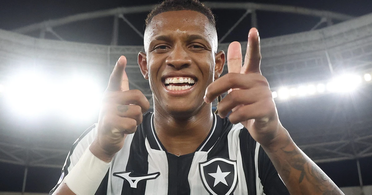 Danilo alcança marca histórica pelo Botafogo em noite de brilho contra o Grêmio