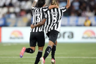 Danilo reencontra o bom futebol e recebe elogios de Alex Telles no Botafogo