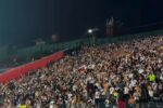 David celebra gol do Vasco junto à torcida no estádio Barradão