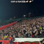 David celebra gol do Vasco junto à torcida no estádio Barradão