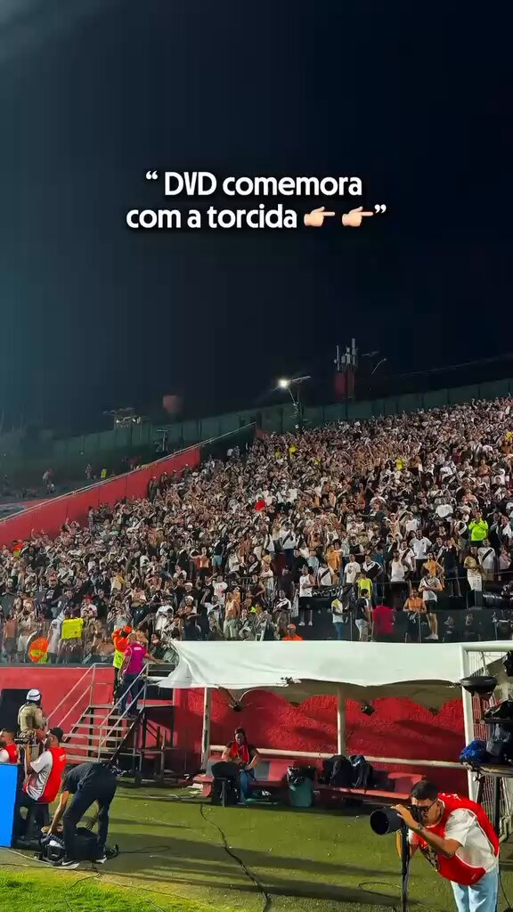 David celebra gol do Vasco junto à torcida no estádio Barradão