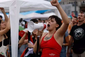 Despejo de idosa de 87 anos em Madri acende debate e gera protestos massivos por moradia