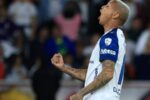 Deyverson apoia companheiro após eliminação da LDU em duelo contra o Palmeiras
