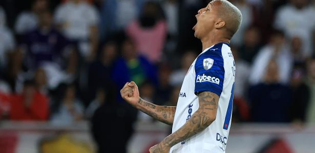 Deyverson apoia companheiro após eliminação da LDU em duelo contra o Palmeiras