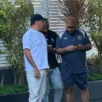Diretoria do Botafogo aponta estratégia de John Textor para tumultuar ambiente no Rio