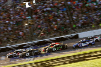 Disputa acirrada marca a etapa da Cup Series no Kansas