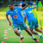 Disputa de Estêvão e Rayan na ponta direita limita opções táticas da seleção brasileira