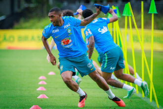 Disputa de Estêvão e Rayan na ponta direita limita opções táticas da seleção brasileira