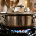 Economia de gás na cozinha: por que tampar a panela é essencial