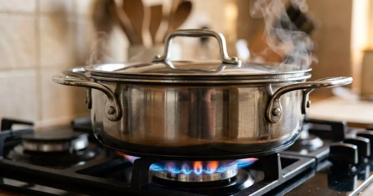 Economia de gás na cozinha: por que tampar a panela é essencial