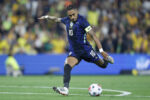 Edema na coxa tira Raphinha da seleção brasileira após lesão contra a Austrália