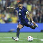 Edema na coxa tira Raphinha da seleção brasileira após lesão contra a Austrália