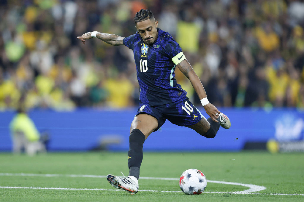 Edema na coxa tira Raphinha da seleção brasileira após lesão contra a Austrália