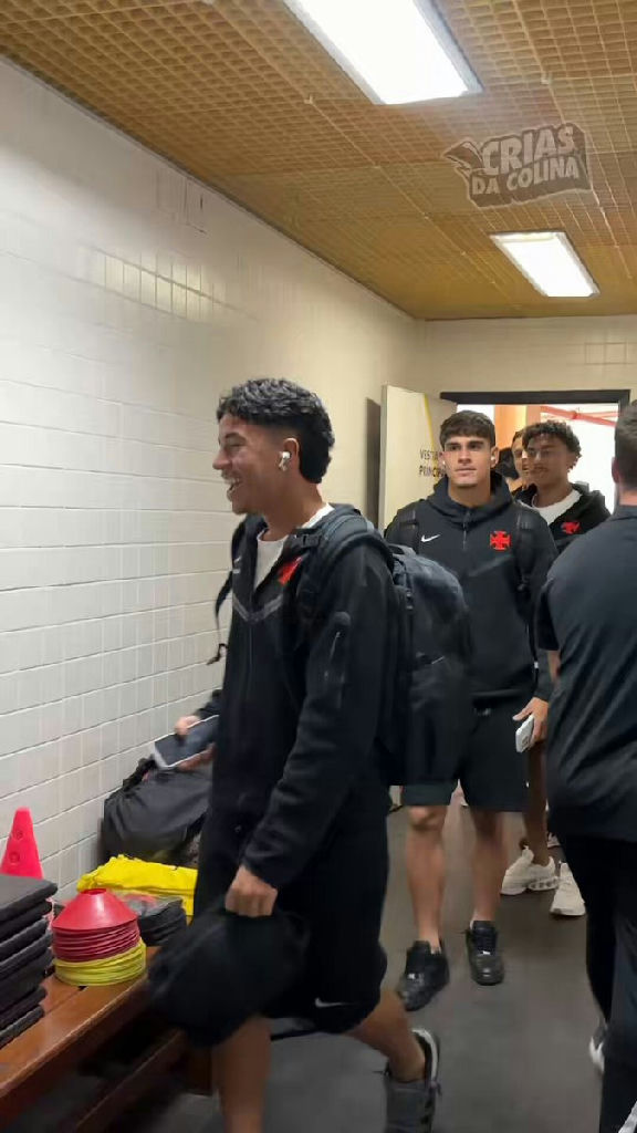 Elenco sub-20 do Vasco desembarca no estádio Raulino de Oliveira para compromisso