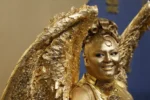 Emmy Awards reúne estrelas em tapete azul sob calor intenso em Los Angeles