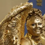 Emmy Awards reúne estrelas em tapete azul sob calor intenso em Los Angeles