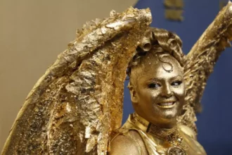 Emmy Awards reúne estrelas em tapete azul sob calor intenso em Los Angeles