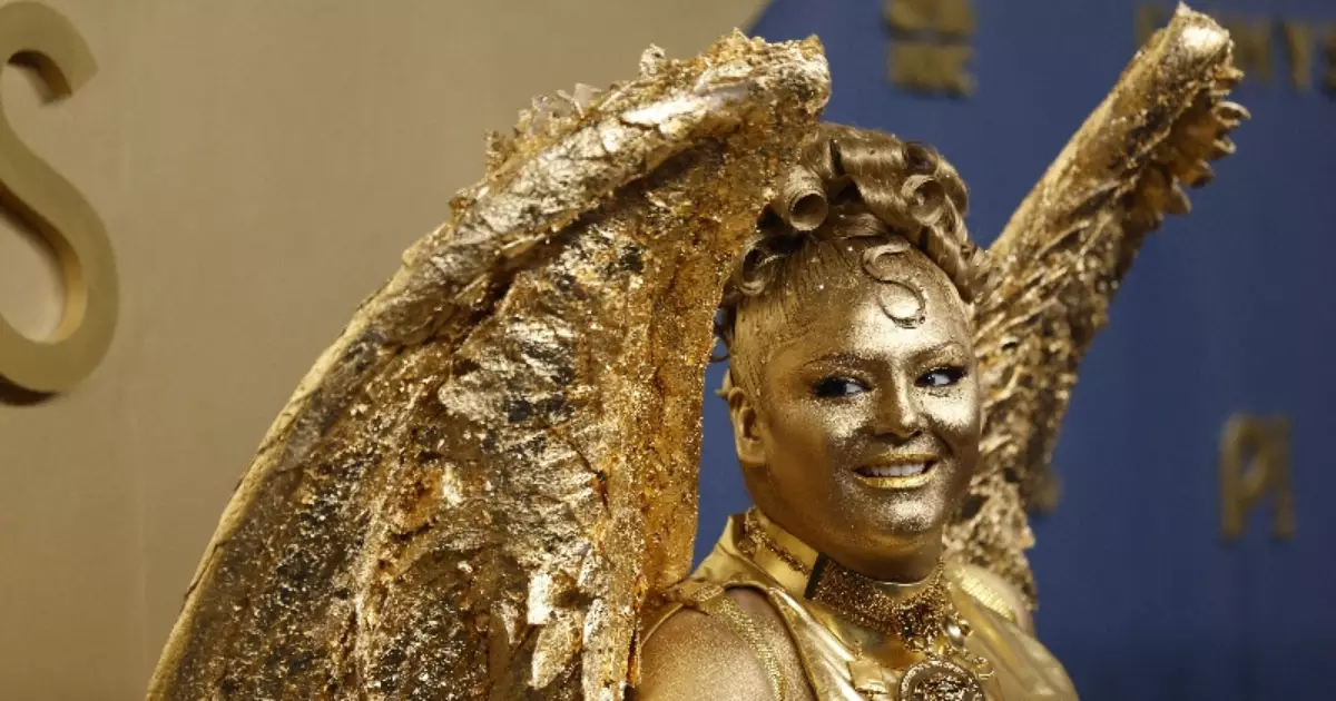 Emmy Awards reúne estrelas em tapete azul sob calor intenso em Los Angeles