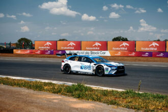 Enzo Elias e Gianluca Petecof dominam segundo treino livre da Stock Car em Brasília