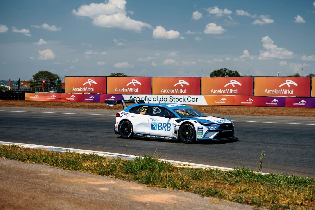 Enzo Elias e Gianluca Petecof dominam segundo treino livre da Stock Car em Brasília