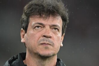 Estratégia de Diniz no Corinthians gera debate após derrota para o Flamengo