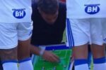 Estratégia em campo: Artur Jorge, do Cruzeiro, usa lousa tática em pausa de hidratação