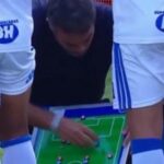 Estratégia em campo: Artur Jorge, do Cruzeiro, usa lousa tática em pausa de hidratação