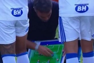 Estratégia em campo: Artur Jorge, do Cruzeiro, usa lousa tática em pausa de hidratação