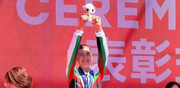 Fariba Hashimi conquista prata no ciclismo após superar barreiras no Afeganistão