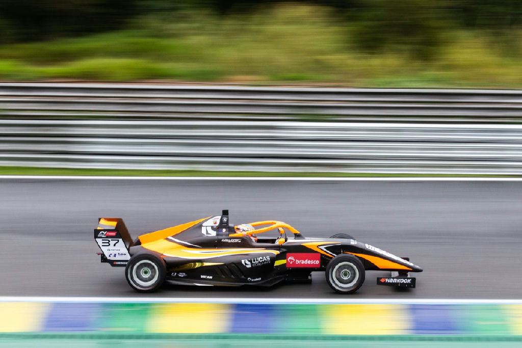 Fausto Arnaudo domina pista molhada e vence na Fórmula 4 Brasil em Interlagos