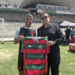 Felipe e Pedro Emanuel recebem camisa da Portuguesa em evento no Luso-brasileiro