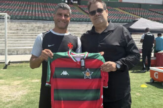 Felipe e Pedro Emanuel recebem camisa da Portuguesa em evento no Luso-brasileiro