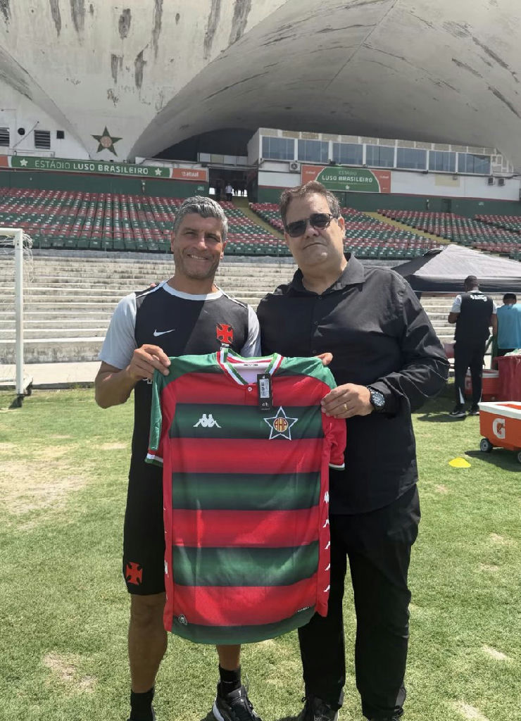 Felipe e Pedro Emanuel recebem camisa da Portuguesa em evento no Luso-brasileiro