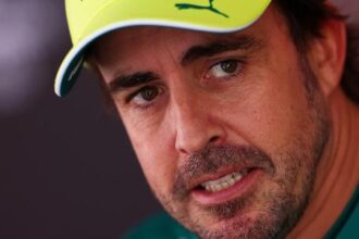 Fernando Alonso renova com Aston Martin e garante permanência na Fórmula 1 até 2027