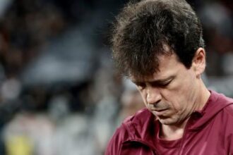 Fernando Diniz defende Memphis após eliminação do Corinthians na Libertadores